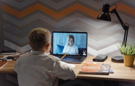 Cursuri online la 6 clase din județul Bacău după apariţia unor cazuri de COVID.