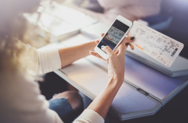 Călătorii CFR vor putea procura bilete cu cardul direct din tren