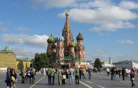 Comunistii au scandat sloganuri anti-NATO la marsul de 1 mai din Moscova