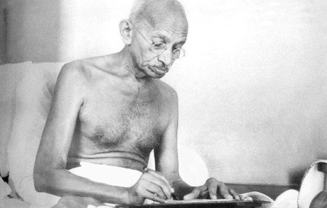 Obiceiurile sexuale ale lui Mahatma Gandhi, dezvaluite intr-o carte