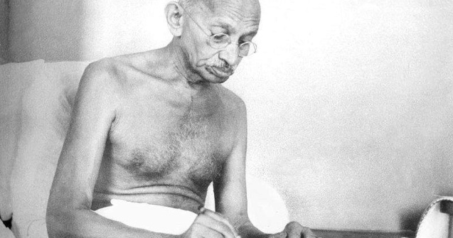 Obiceiurile sexuale ale lui Mahatma Gandhi, dezvaluite intr-o carte