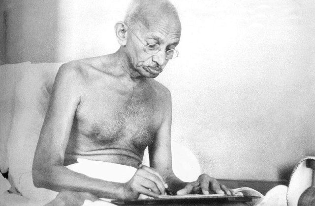 Obiceiurile sexuale ale lui Mahatma Gandhi, dezvaluite intr-o carte