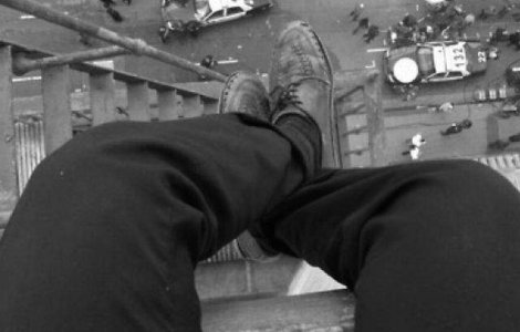 Bucuresti: O femeie ameninta ca se va arunca de la etajul 15