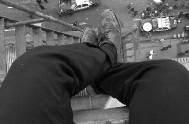 O femeie din Bucuresti ameninta ca se sinucide aruncandu-se de la etajul 15