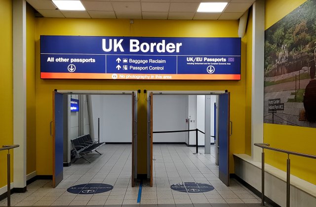 MAE a cerut clarificări autorităților britanice privind controalele la frontieră asupra românilor, după relatările presei din UK