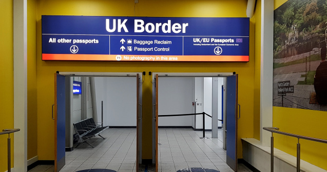 MAE a cerut clarificări autorităților britanice privind controalele la frontieră asupra românilor, după relatările presei din UK