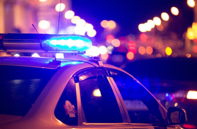 Patru tineri au fost răniți &icirc;ntr-un accident la Cluj, după ce mașina &icirc;n care se aflau a ajuns pe calea ferată