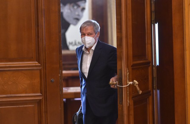 Cioloș: Campania de imunizare anti-COVID, folosită politic; m-am vaccinat