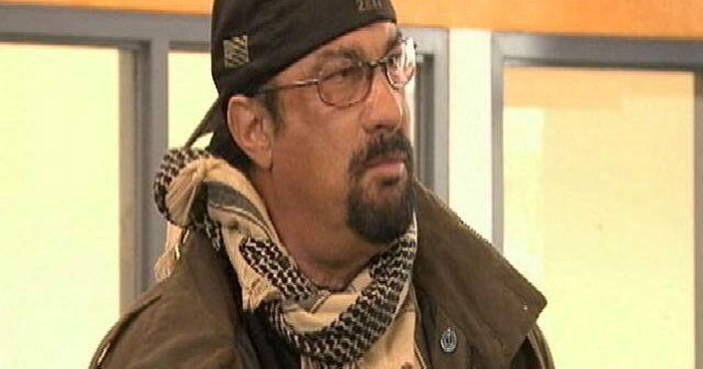Steven Seagal va adopta un catel comunitar dintr-un adapost din Romania