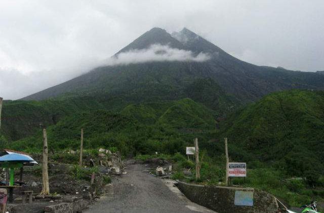 Indonezia: Unul dintre cei mai periculosi vulcani din lume a intrat in eruptie