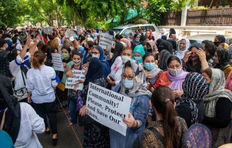 Spălatul toaletelor a fost declarat singurul loc de muncă din administrația afgană permis femeilor