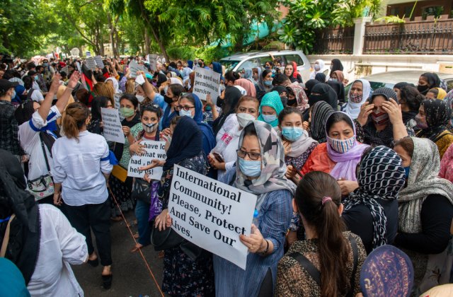 Spălatul toaletelor a fost declarat singurul loc de muncă din administrația afgană permis femeilor