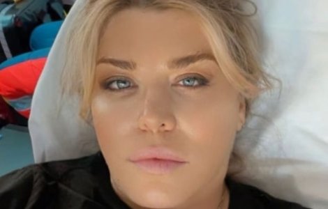 Loredana Groza, selfie din ambulanță. „Mă simt mai bine”. Ce ar fi pățit artista