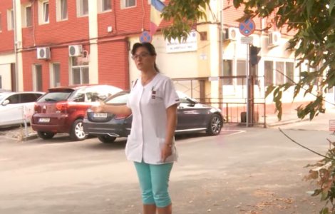 Scandal în fața Serviciului de Ambulanță Timiș. O îngrijitoare nevaccinată nu e lăsată să vină la muncă pentru că refuză să se testeze la fiecare trei zile