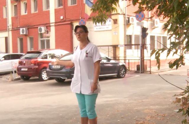 Scandal în fața Serviciului de Ambulanță Timiș. O îngrijitoare nevaccinată nu e lăsată să vină la muncă pentru că refuză să se testeze la fiecare trei zile