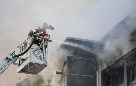 Incendiu de proporții la o hală din Parcul Tetarom, în Cluj-Napoca. Oamenii sunt rugați să stea în case și să închidă geamurile