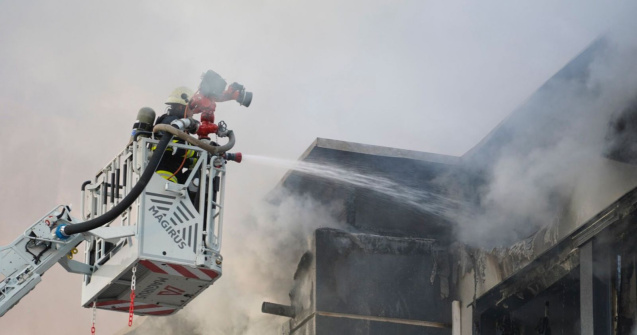 Incendiu de proporții la o hală din Parcul Tetarom, în Cluj-Napoca. Oamenii sunt rugați să stea în case și să închidă geamurile