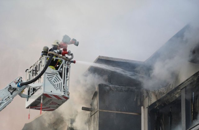 Incendiu de proporții la o hală din Parcul Tetarom, în Cluj-Napoca. Oamenii sunt rugați să stea în case și să închidă geamurile