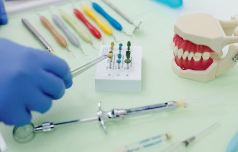 Cum să vă alegeți distribuitorul de echipamente și produse dentare