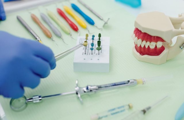 Cum să vă alegeți distribuitorul de echipamente și produse dentare