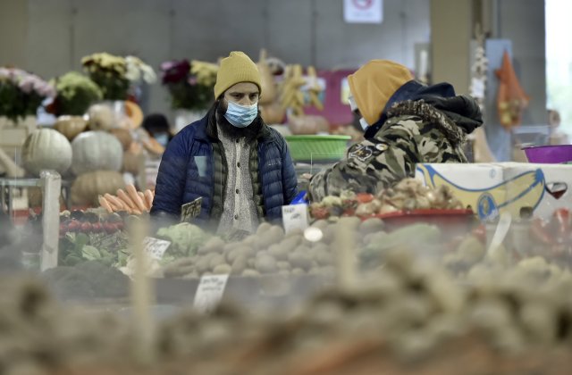 Salariile nu mai ajung. Românii își pun pofta în cui pentru a face față prețurilor