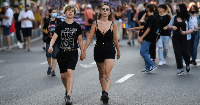 UE ne presează să găsim soluții pentru cuplurile de același sex. Ce fac în acest timp autoritățile române