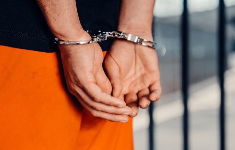 Trei elevi, reținuți și unul internat la Psihiatrie, după bătaia din școală