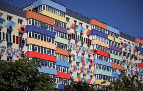 Locuitorii unui bloc reabilitat din Sectorul 4, nemulțumiți de felul cum arată
