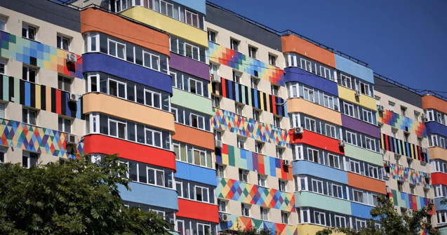 Locuitorii unui bloc reabilitat din Sectorul 4, nemulțumiți de felul cum arată