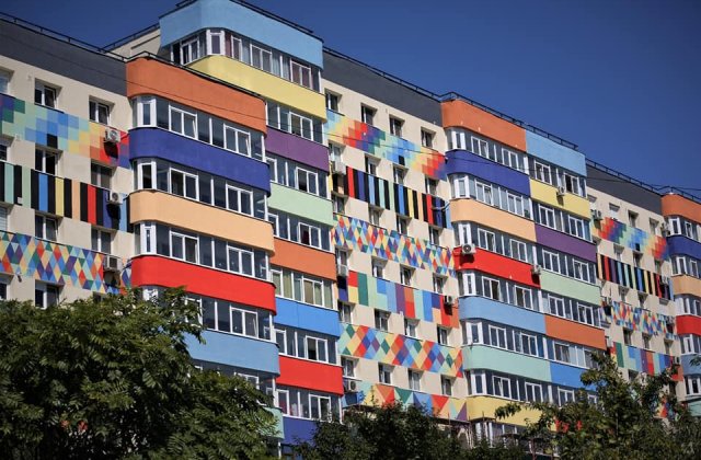 Un bloc din Sectorul 4 a fost reabilitat, iar locuitorii sunt nemulțumiți de felul cum arată: „Un design lipsit de bun gust“