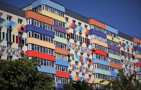 Un bloc din Sectorul 4 a fost reabilitat, iar locuitorii sunt nemulțumiți de felul cum arată: „Un design lipsit de bun gust“