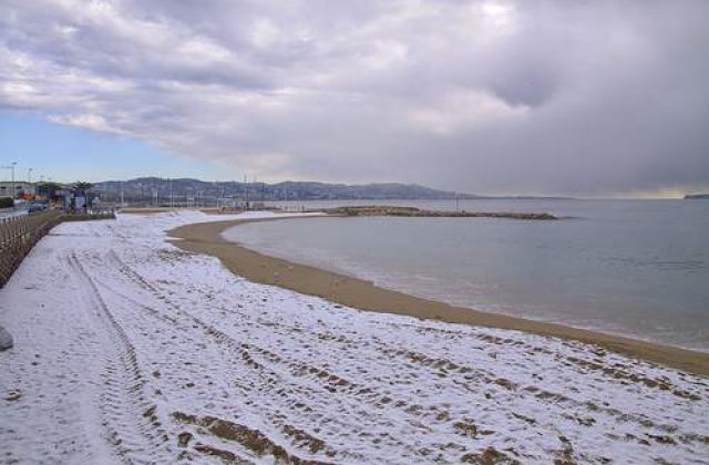 Franta si Spania, afectate de ninsori si de valuri enorme