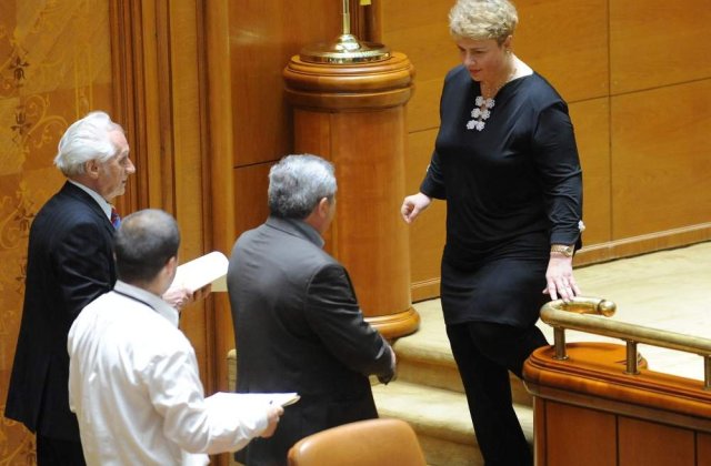 Marea problema a lui Teo in Parlament