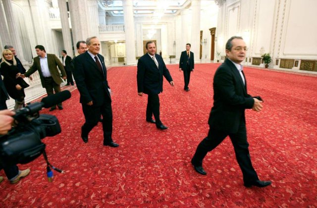 Stolojan: Salariile si pensiile trebuiau inghetate din 2009