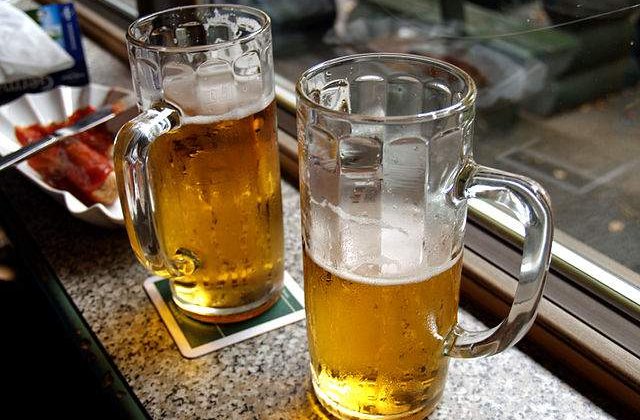 Nici berea nu mai curge ca pe vremuri: Piata berii a scazut in primele 8 luni cu 8%