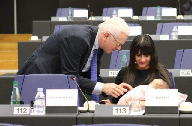 Elena Basescu si-a dus fiica la Parlamentul European