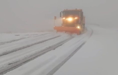 VIDEO Zăpadă de 10 centimetri pe Transfăgărășan. Are loc curățarea carosabilului