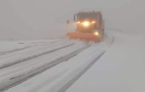 VIDEO Zăpadă de 10 centimetri pe Transfăgărășan. Se lucrează la curățarea carosabilului
