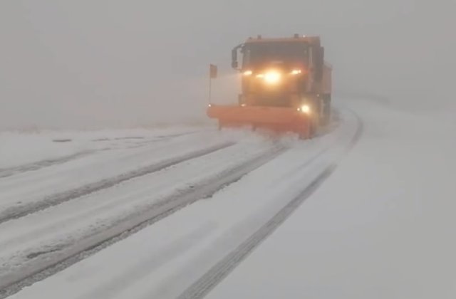 VIDEO Zăpadă de 10 centimetri pe Transfăgărășan. Se lucrează la curățarea carosabilului