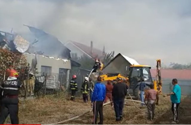 Două copile de 9 și 11 ani au distrus prin joacă două case. Poliția le va audia