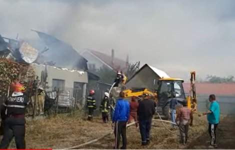 Două copile de 9 și 11 ani au distrus prin joacă două case. Poliția le va audia