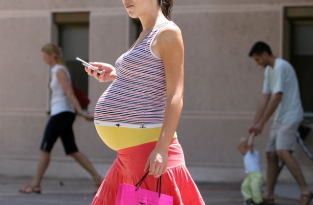 Sarcină fără probleme, bebeluș mort. O tănâră de 18 ani a fost lăsată să aștepte să intre în travaliu până i-a murit copilul în pântece