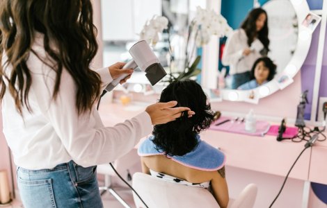 Salon de coafură din India va plăti daune de peste 230.000 de euro pentru o tuns