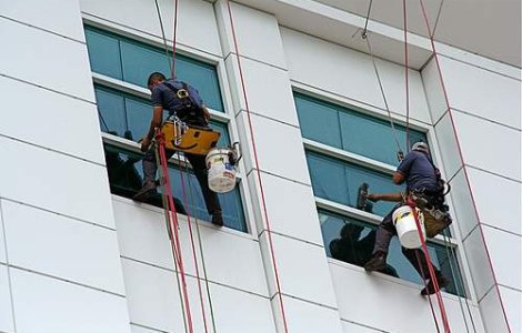 Un alpinist utilitar a murit in Capitala