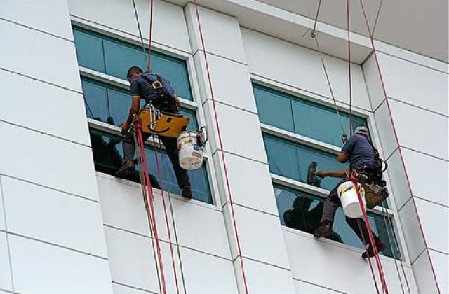 Un alpinist utilitar a murit in Capitala