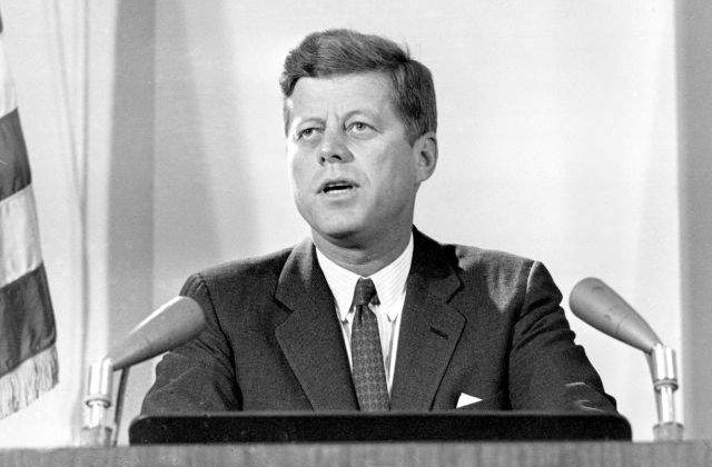 Barack Obama, Bill si Hillary Clinton merg miercuri la mormantul lui JFK
