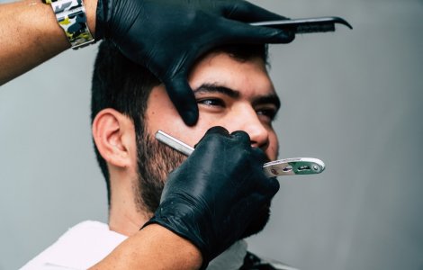 Talibanii au interzis frizerilor din Helmand să tundă bărbile bărbaților