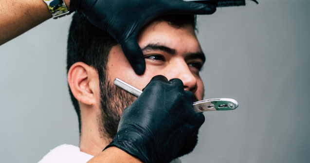 Talibanii au interzis frizerilor din Helmand să tundă bărbile bărbaților