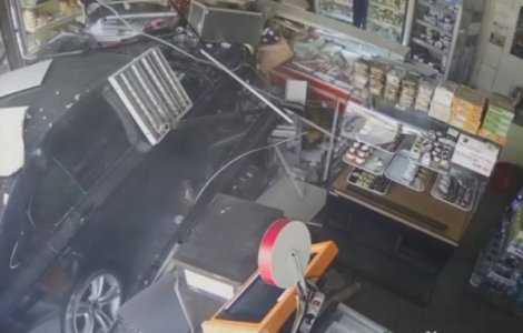 VIDEO Un bărbat a intrat cu mașina într-un magazin din Craiova