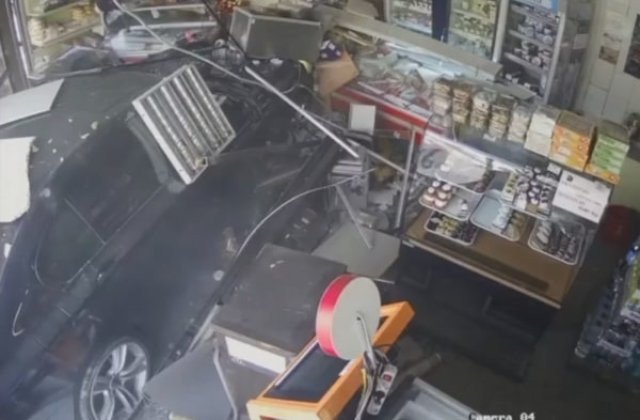 VIDEO Un bărbat a intrat cu mașina &icirc;ntr-un magazin din Craiova